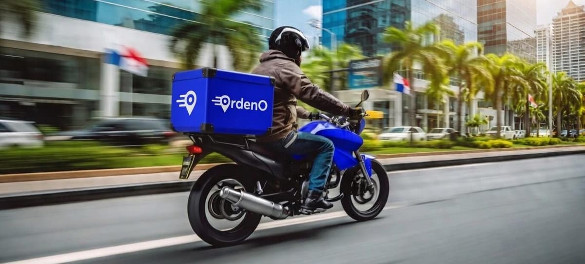 Repartidor OrdenO en motocicleta entregando pedidos en Panamá